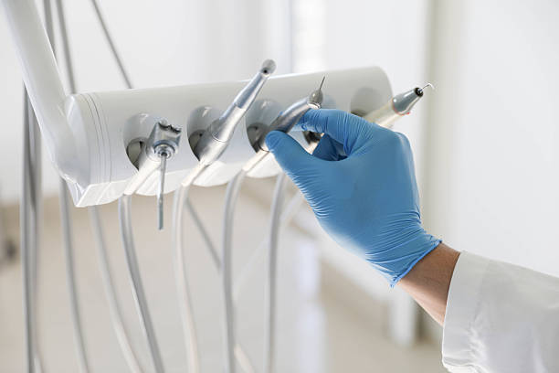 Professional Tooth Extraction technician working in Edgewood, NM